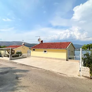 antonio-apartments-trogir.hotels-in-trogir.com/